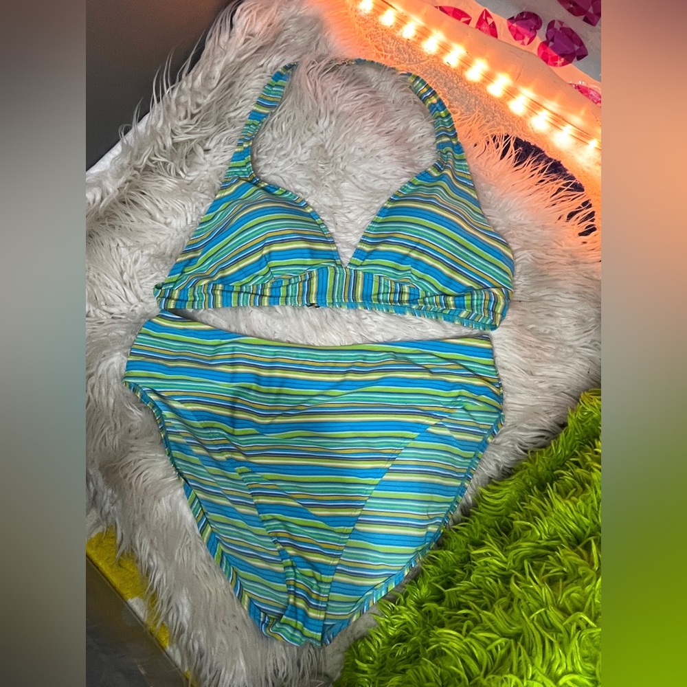 Vibrant vintage 90s era bikini top with high waisted swimsuit bottom. @(・●・)